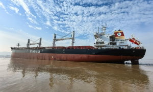 揚帆集團兩船海試、一船入塢