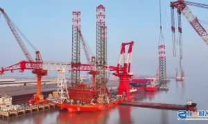 振華重工完成風電安裝平臺樁腿及起重機三大件吊裝