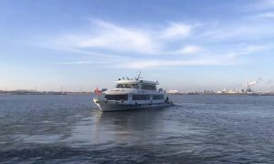 廣西中船北部灣設計鎮江水警001指揮艇順利交付